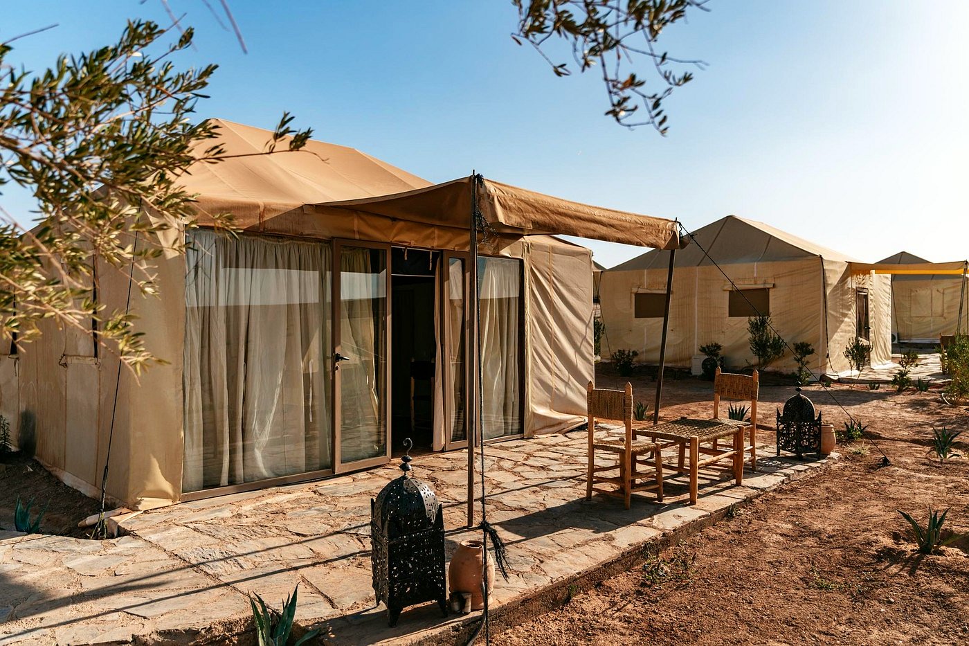 Zelte und Terrasse eines Wüstencamps in der Agafay