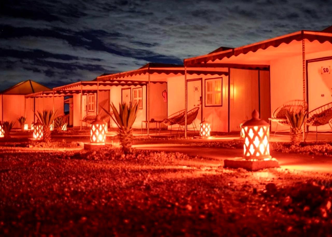 Wüstencamp in der Agafay bei Nacht beleuchtet