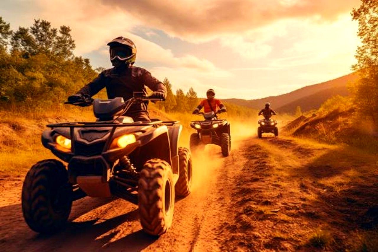 Grupo de quads en una pista de Agafay a la hora dorada