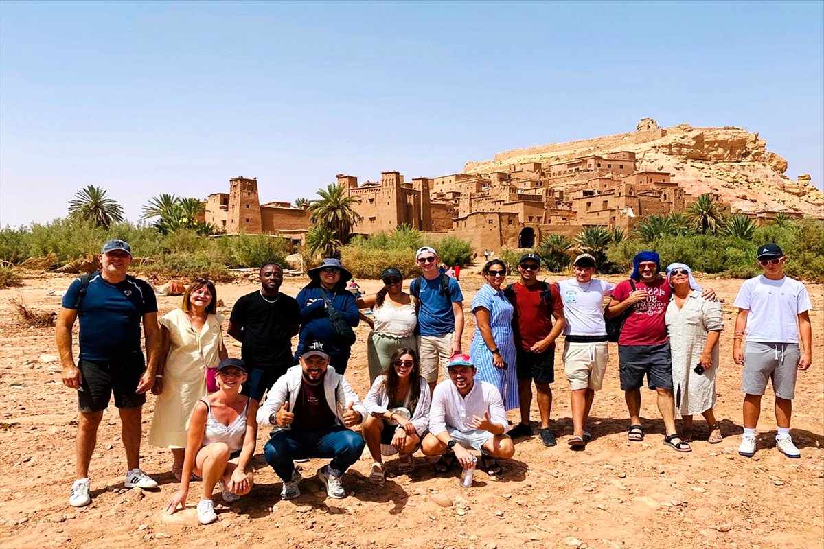 Gruppo di viaggiatori davanti alla kasbah di Aït Ben Haddou