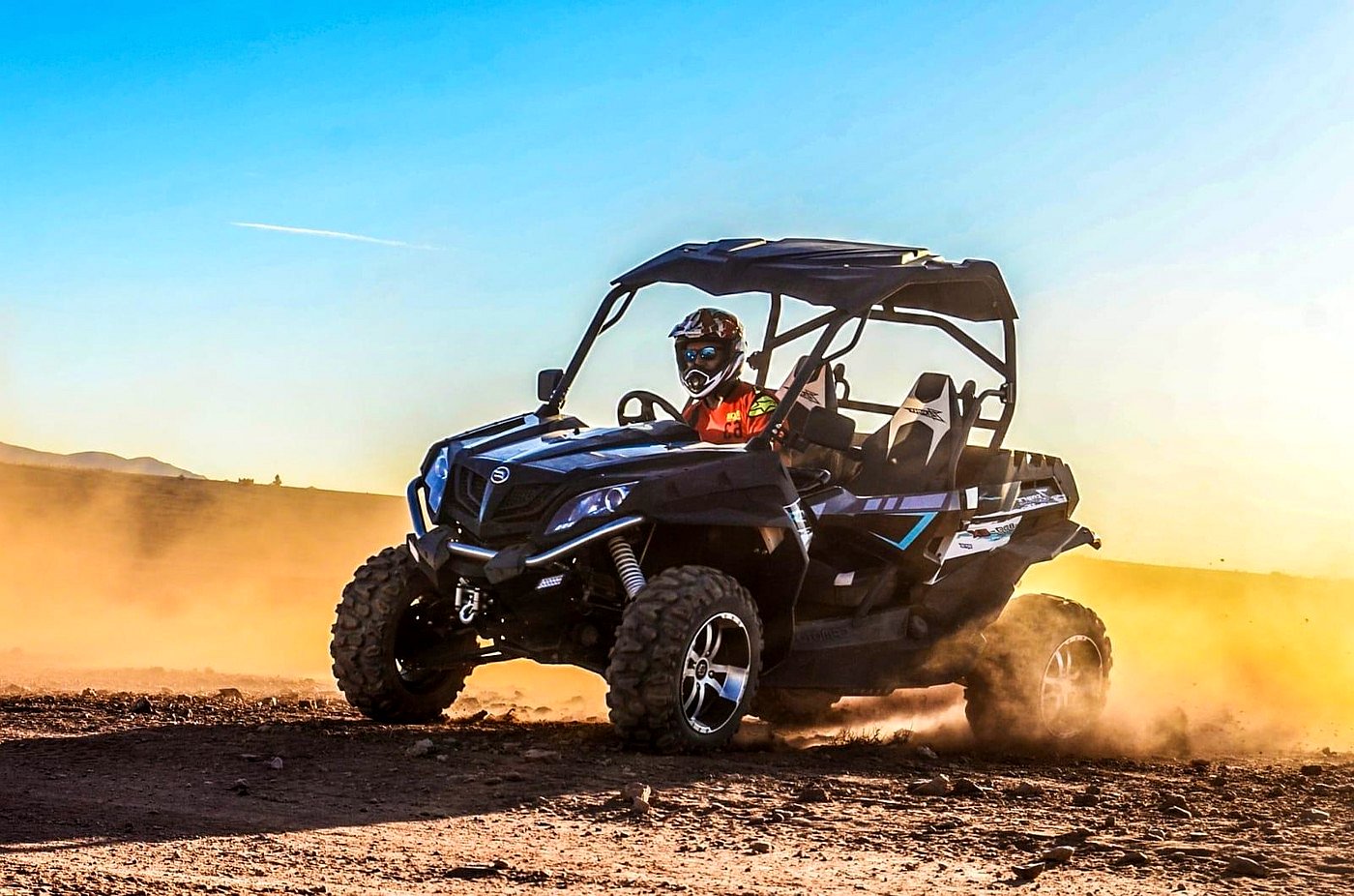 Terreinbuggy in het woestijnstof
