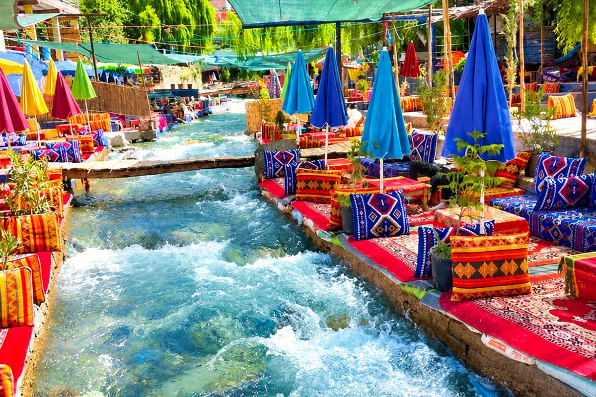 Il fiume scorre davanti a terrazze colorate nella valle dell&rsquo;Ourika