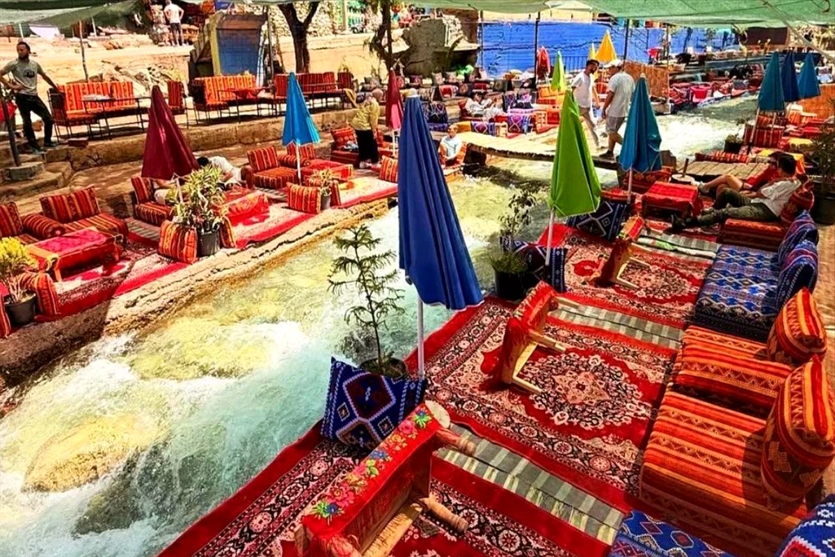 Cojines y alfombras a orillas del río Ourika