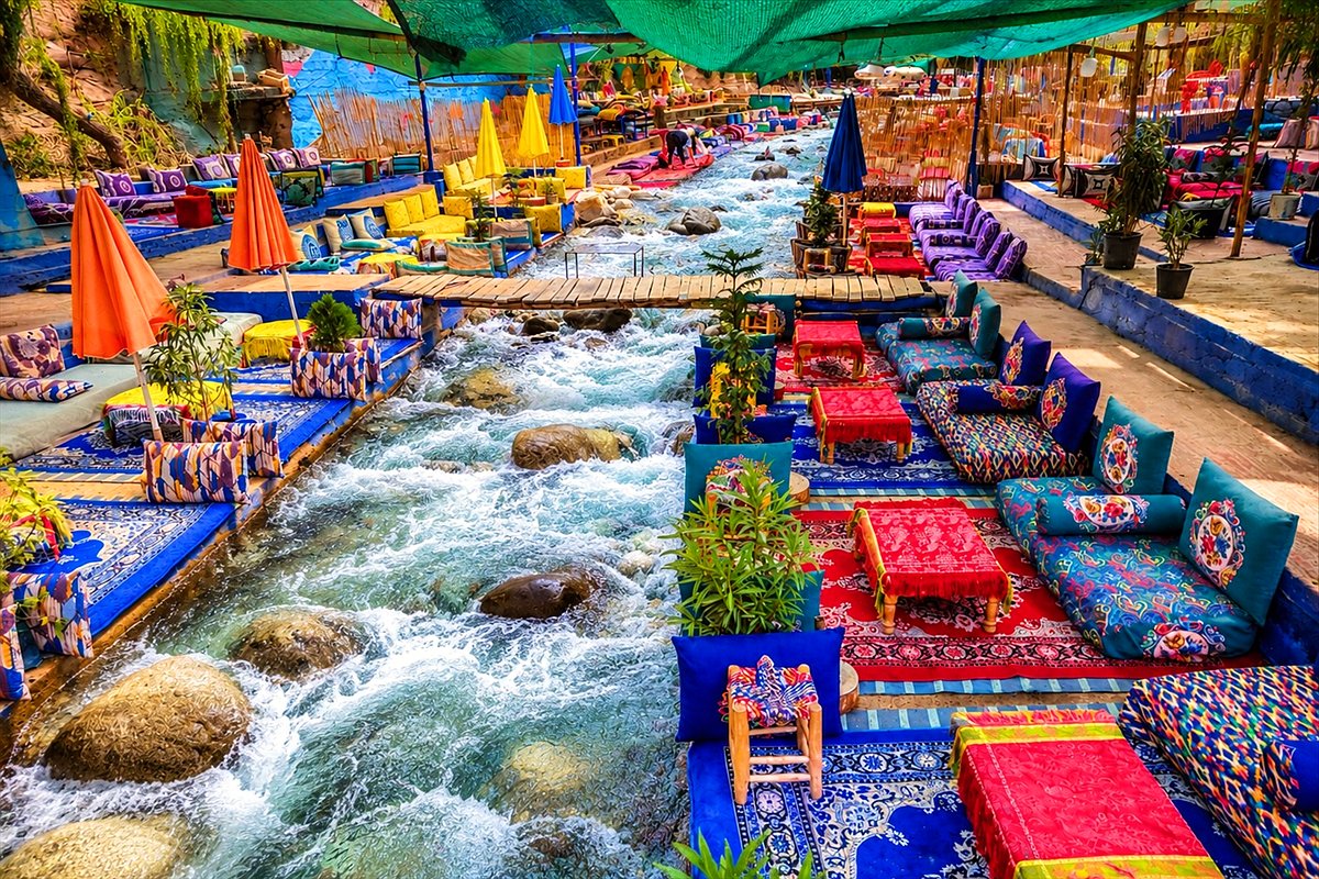 Terrazze colorate di caffè lungo il fiume nella valle dell’Ourika