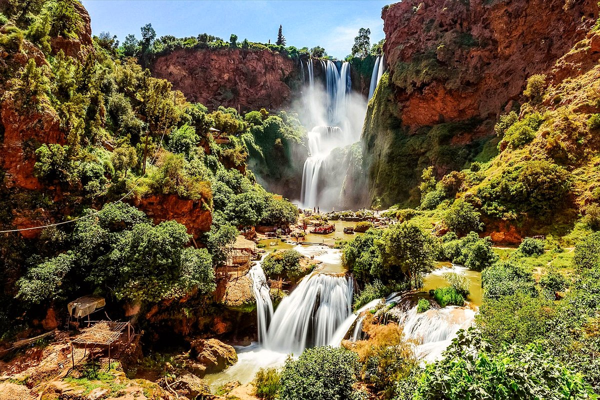 Cascate di Ouzoud in un canyon verde di roccia rossa