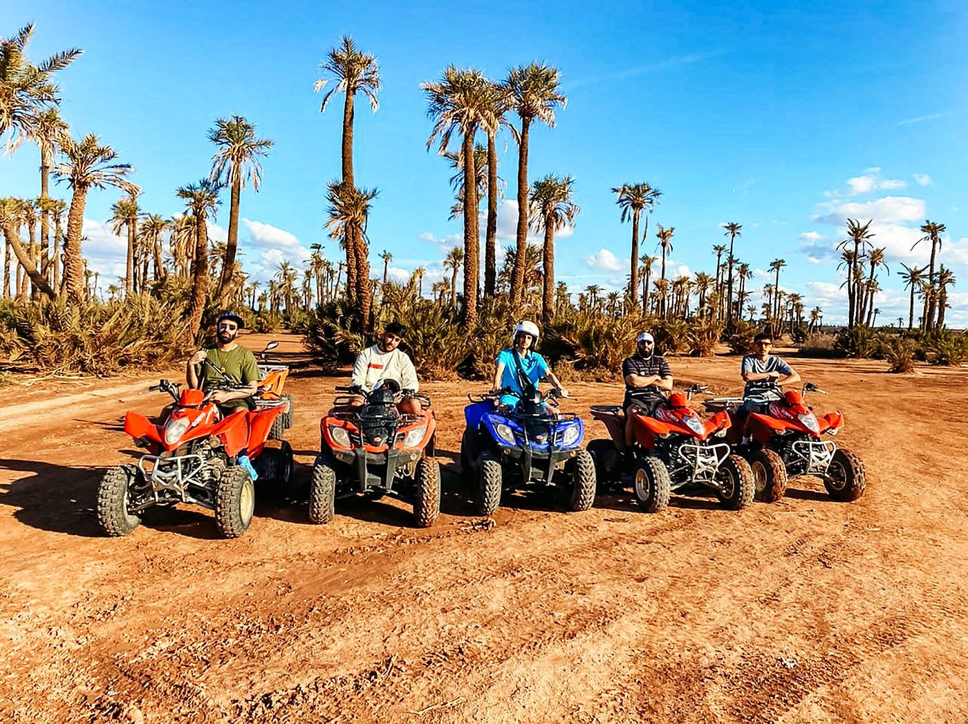 Rij quads voor palmbomen bij Marrakech