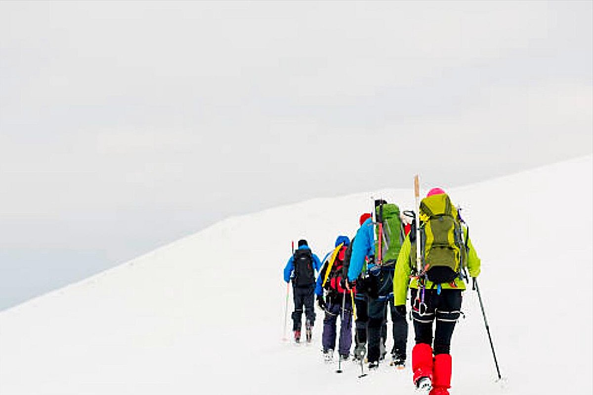 Cordata su un pendio innevato del Toubkal